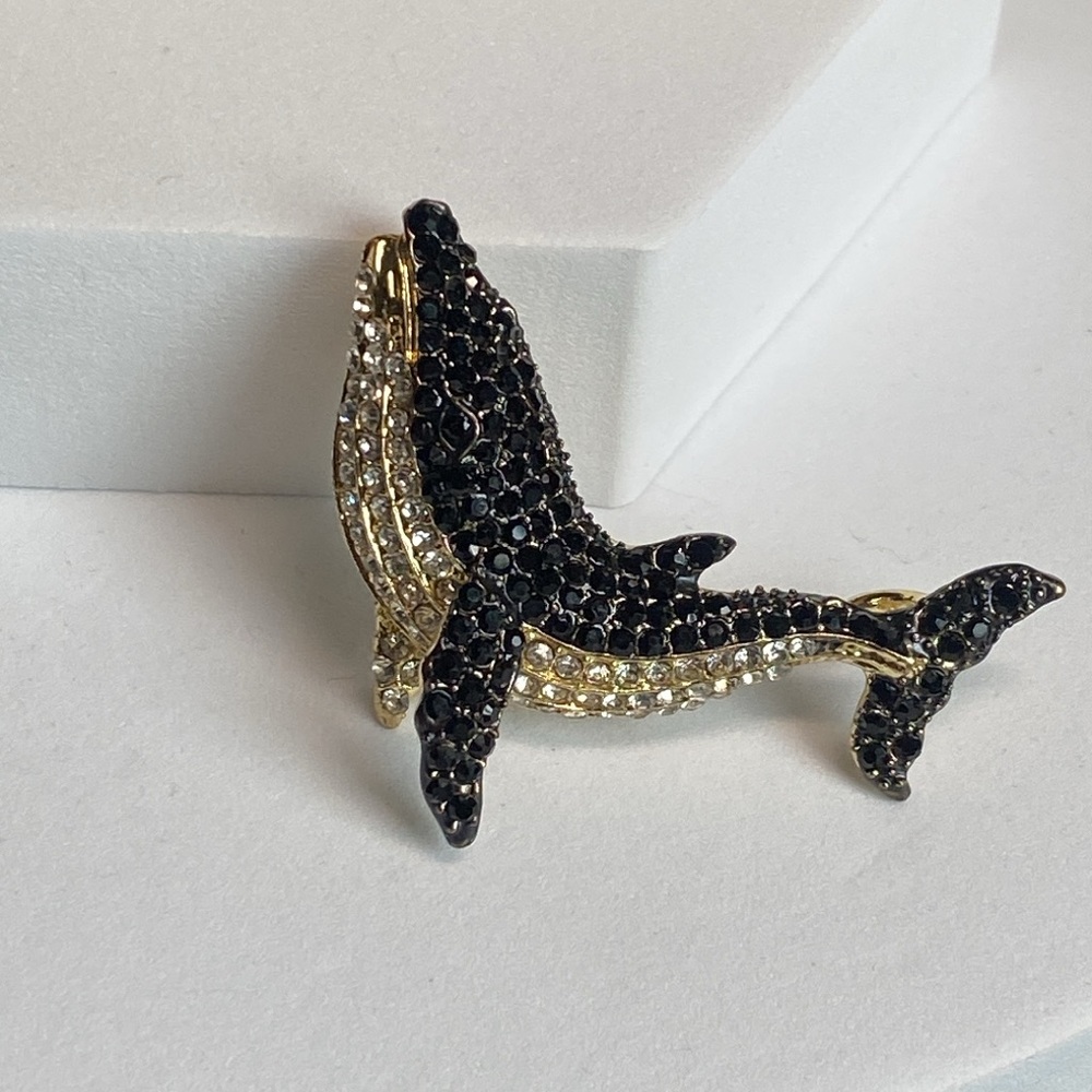 Whale brooch rhinestones sparkly crystals gold necklace pendant orca killer New